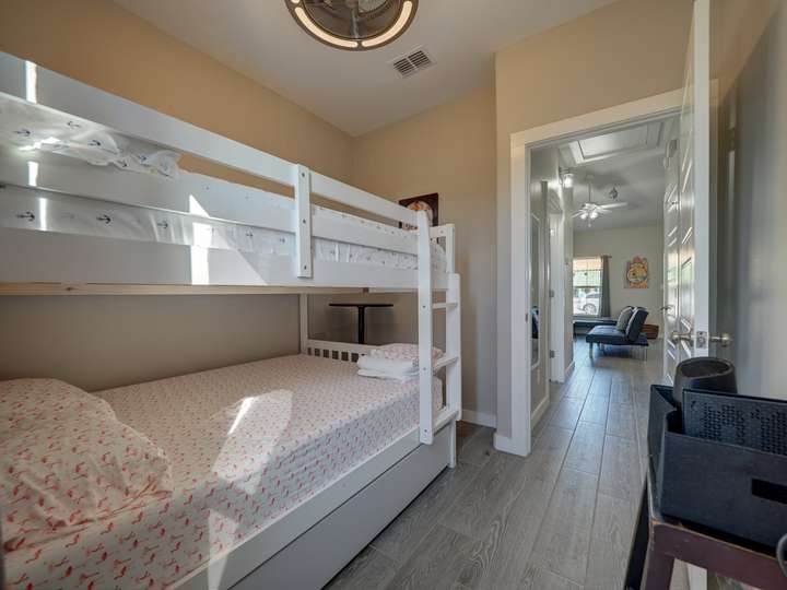 Guest Bedroom w/ Bunkbeds